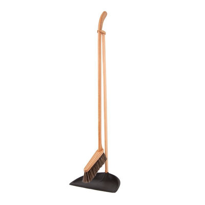 Ensemble balai et pelle avec long manche en bois huilé coloris noir
