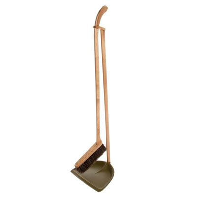 Ensemble balai et pelle avec long manche en bois huilé coloris vert