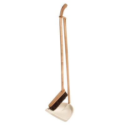 Ensemble balai et pelle avec long manche en bois huilé coloris blanc